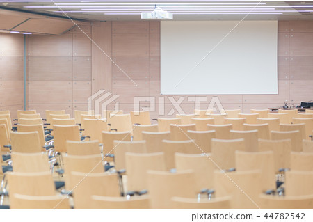 Empty wooden seats in a cotmporary lecture hall. 44782542