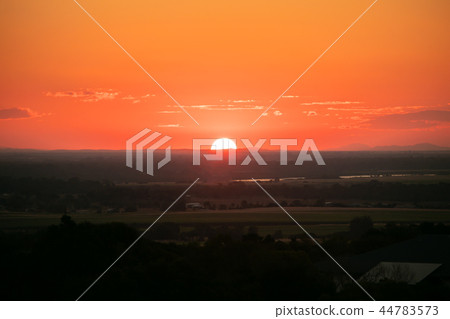 The sun which sinks to the earth 44783573