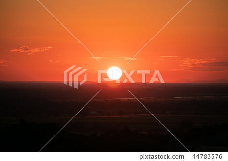 The sun which sinks to the earth 44783576