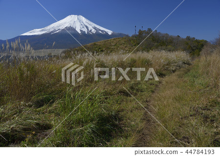 Yamanakako northern Daipingsan [Autumn] Mt. Fuji and the hiking trail of fresh snow 44784193