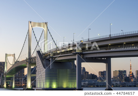 東京Odaiba黃昏的彩虹橋 44784657