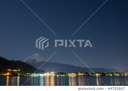 滿天星斗的天空夢幻般的光富士山世界遺產富士河口湖秋天風景風景天空夜空自然景點 滿天星斗的天空夢幻般的光富士山世界遺產富士河口湖秋天風景風景天空夜空自然景點 44785607