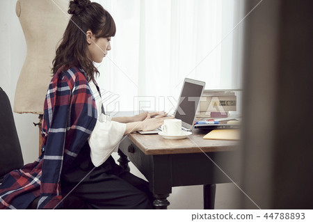 在家工作的女人 在家工作的女人 44788893