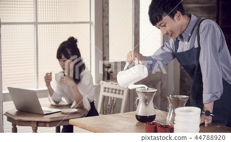 一個男人和一個女人在一家咖啡館 44788920
