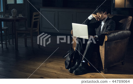 男性辛勤工作的形象 男性辛勤工作的形象 44789064