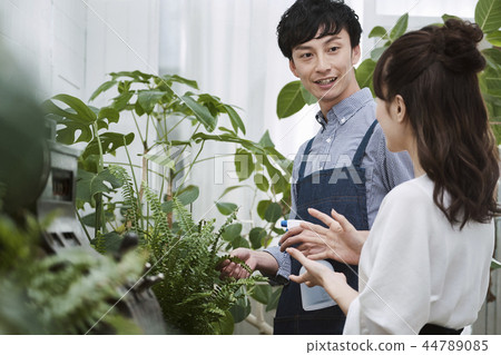 Men working in a flower shop 44789085