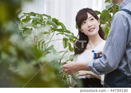 Men and women in a flower shop 44789180