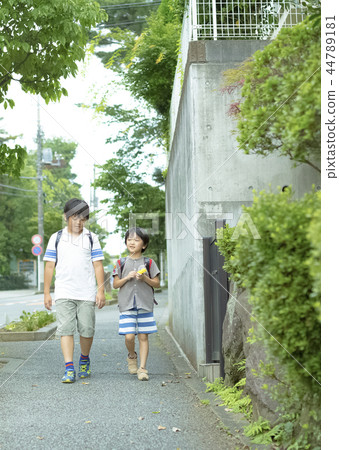 Elementary school students walking on the school road 44789181