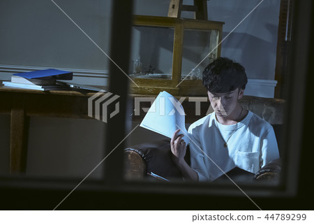 在家工作的人 44789299