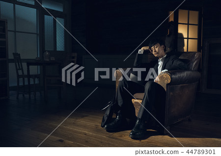 男性辛勤工作的形象 44789301