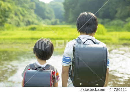 小學生在上學的路上 小學生在上學的路上 44789311