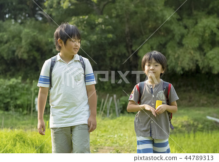 小學生在上學的路上 小學生在上學的路上 44789313