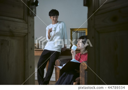 男人和女人喝咖啡 男人和女人喝咖啡 44789334