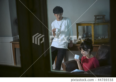 Men and women drinking coffee 44789338