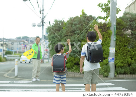 Elementary school students' school road Elementary school students' school road 44789394