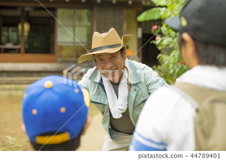 Grandpa and grandson 44789401