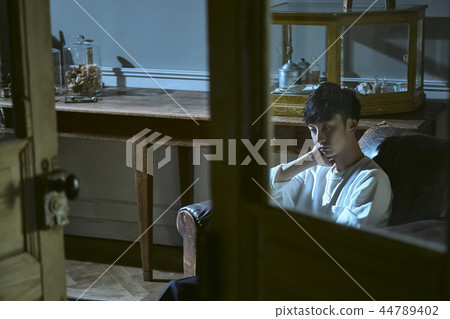 男子坐在沙發上 男子坐在沙發上 44789402