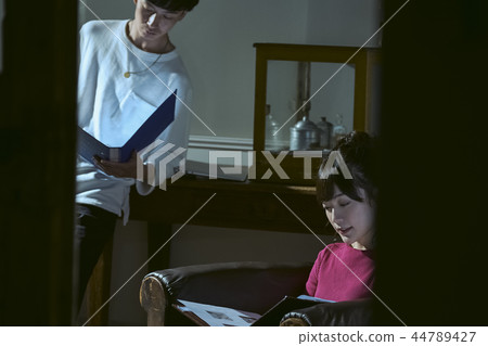 Men and women who look at materials 44789427