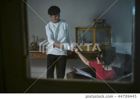 Men and women drinking coffee Men and women drinking coffee 44789445