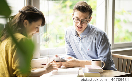 學習英語的婦女在咖啡館 44789484