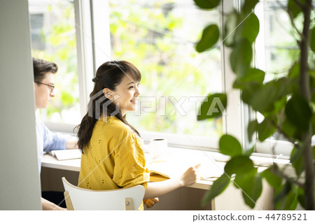 學習英語的婦女在咖啡館 44789521