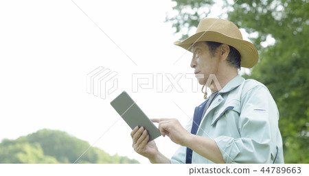 Farmer senior man 44789663