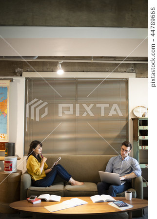 學習英語的婦女在咖啡館 44789668