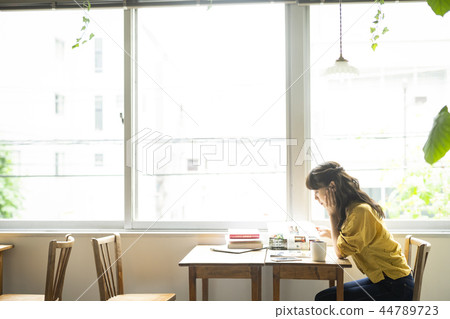 學習英語的婦女在咖啡館 學習英語的婦女在咖啡館 44789723