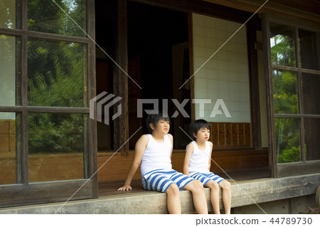 男孩在暑假 44789730