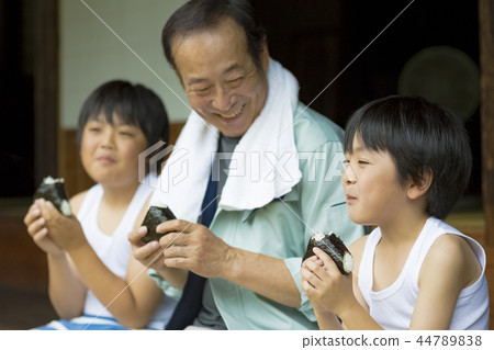 爺爺和孫子 爺爺和孫子 44789838