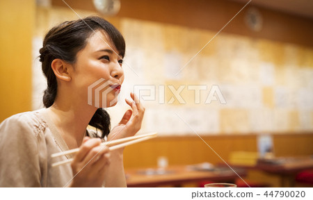 喜歡獨自吃飯的女性 44790020