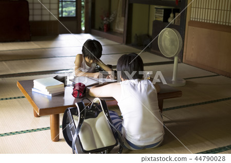 做家庭作業的男孩暑假 44790028