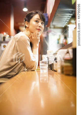 一個獨自享受拉麵的女人 44790096