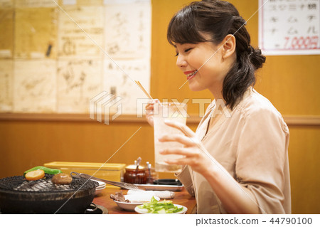 喜歡獨自吃飯的女性 44790100