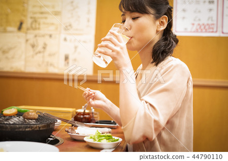 喜歡獨自吃飯的女性 44790110