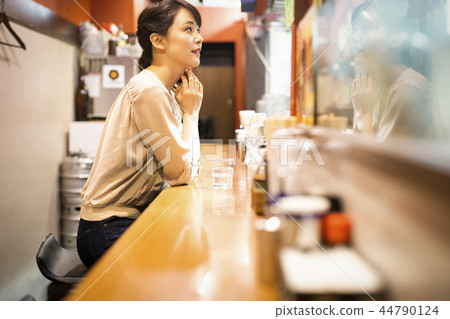 A woman who enjoys ramen alone 44790124