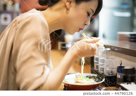 一個獨自享受拉麵的女人 44790126