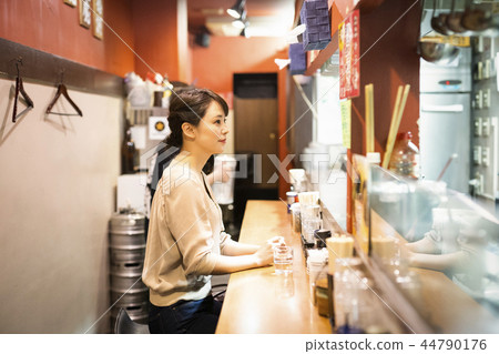 一個獨自享受拉麵的女人 44790176