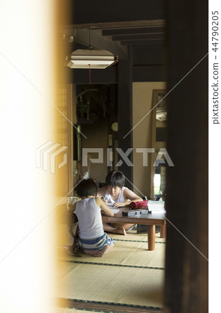 做家庭作業的男孩暑假 做家庭作業的男孩暑假 44790205
