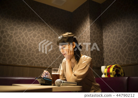 Women who enjoy karaoke alone Women who enjoy karaoke alone 44790212