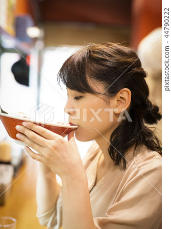 一個獨自享受拉麵的女人 一個獨自享受拉麵的女人 44790222