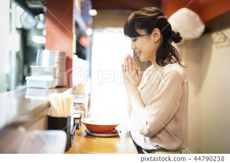 一個獨自享受拉麵的女人 一個獨自享受拉麵的女人 44790238