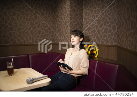獨自享受卡拉OK的女性 獨自享受卡拉OK的女性 44790254