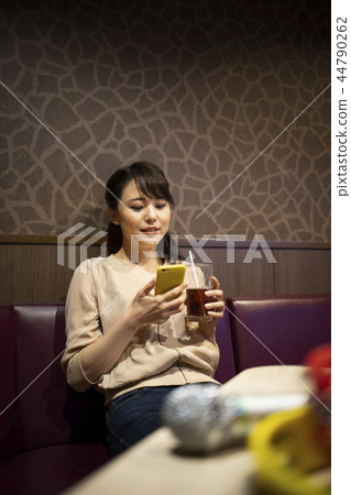 獨自享受卡拉OK的女性 獨自享受卡拉OK的女性 44790262