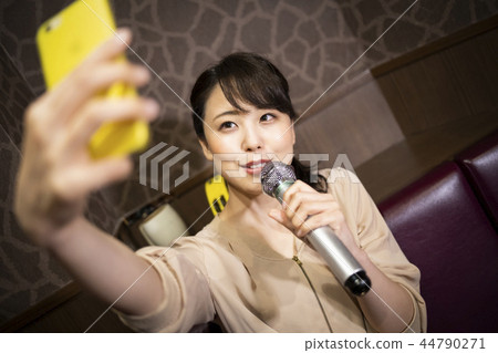 獨自享受卡拉OK的女性 44790271