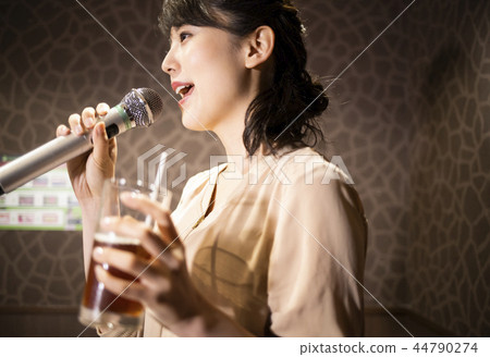 獨自享受卡拉OK的女性 44790274