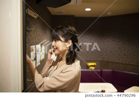 獨自享受卡拉OK的女性 獨自享受卡拉OK的女性 44790296