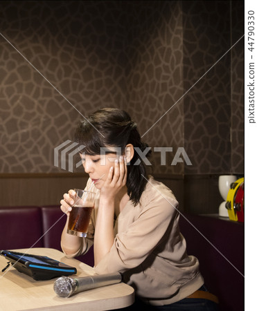 獨自享受卡拉OK的女性 獨自享受卡拉OK的女性 44790330