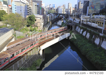 Marunouchi Line and JR Sobu Line / Chuo Line seen from Ochanomizu Seibashi Marunouchi Line and JR Sobu Line / Chuo Line seen from Ochanomizu Seibashi 44791580