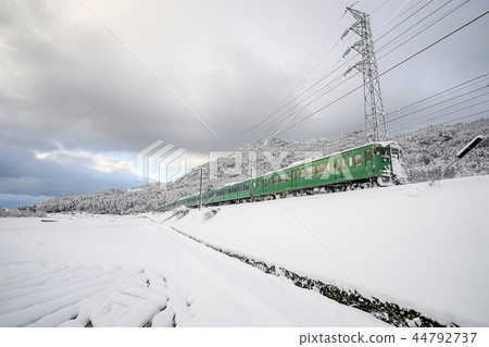 Train that runs the snow scene JR Kosai Line 44792737